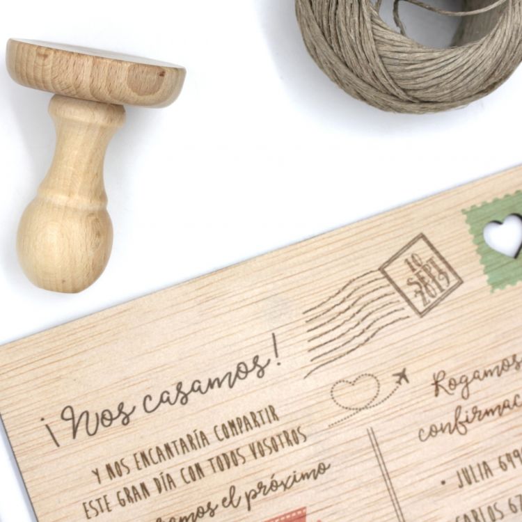 Invitación Modelo Postal de Madera