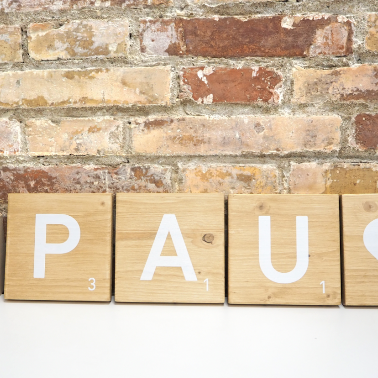 Pequeñas letras de madera de roble Letras de madera natural para